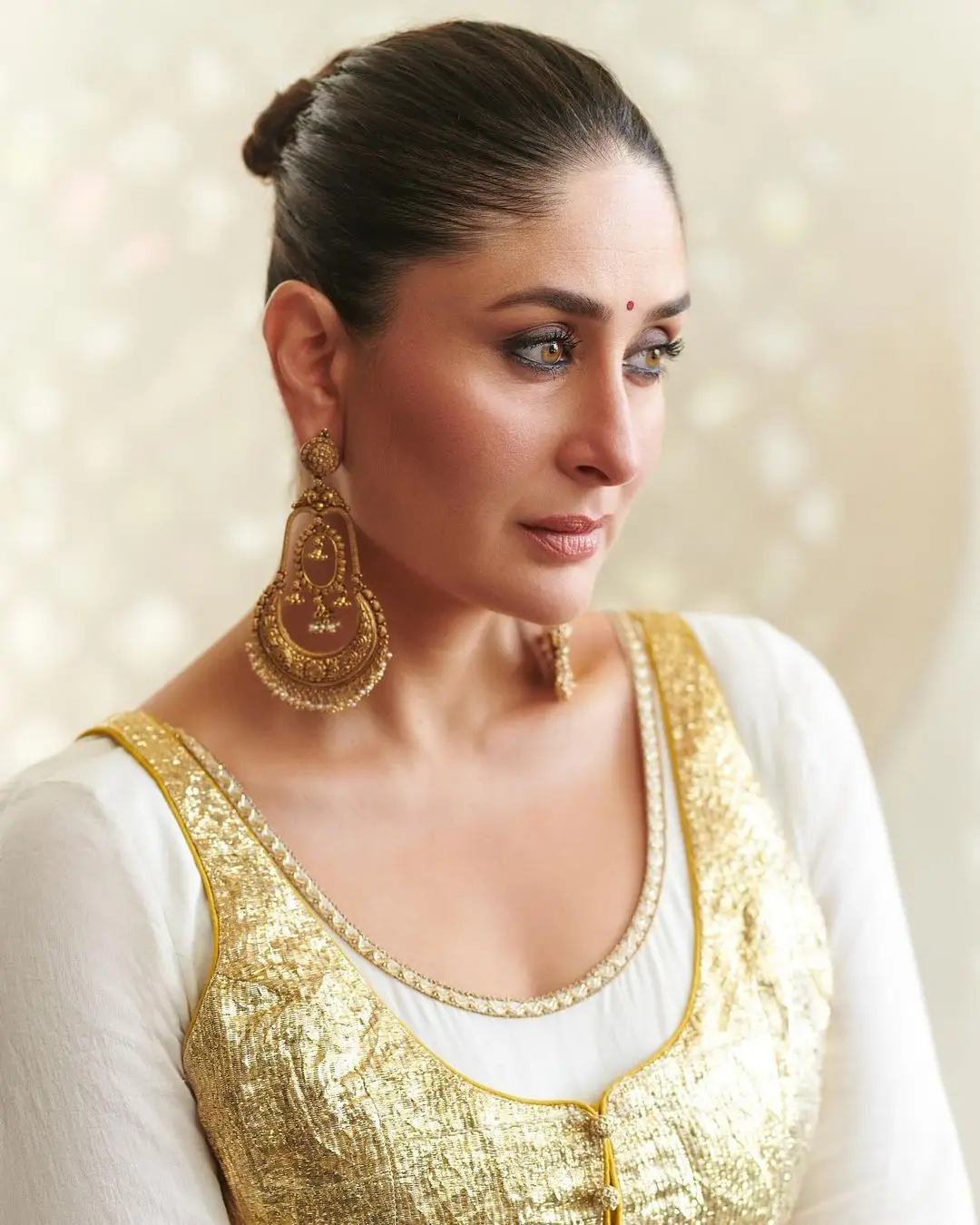 BOLLYWOOD ACTRESS KAREENA KAPOOR PHOTOSHOOT IN WHITE GOWN 2